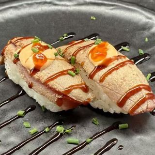 Nigiri De Atún Fume (2 Pzs.)