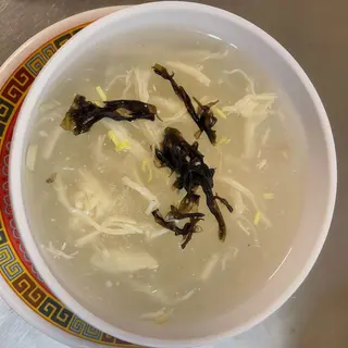 Sopa de pollo con fideo chino