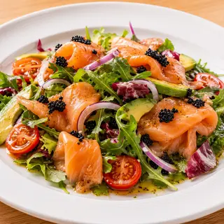Ensalada de salmón con vinagreta de caviar