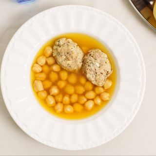 Caldo de puchero con garbanzos y pelotas