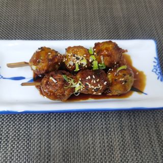 Kushiyaki albóndigas de pollo (2 pzas.)