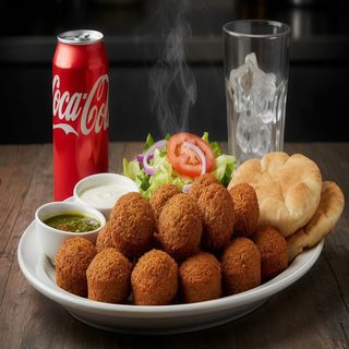 Plato de falafel con refresco y ensalada