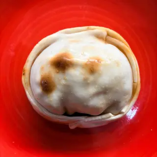 Empanada mozzarella, tomate seco y albahaca