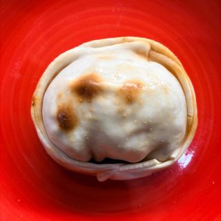 Empanada mozzarella, tomate seco y albahaca