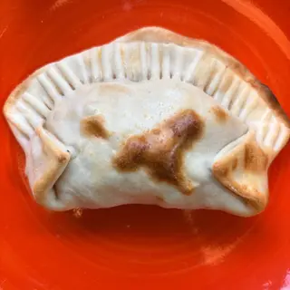 Empanada bacon con cebolla caramelizada y queso