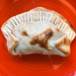 Empanada bacon con cebolla caramelizada y queso