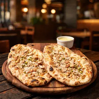 Peshawri Naan (Pan Dulce con Especies de Frutos Secos)