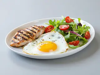 Filete De Pollo A La Plancha Con Huevo Frito Y Ensaladilla