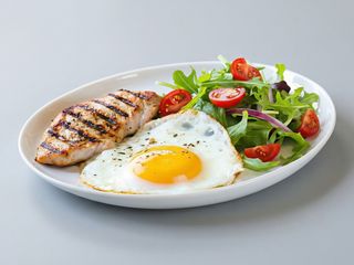 Filete De Pollo A La Plancha Con Huevo Frito Y Ensaladilla