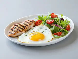 Filete De Pollo Empanado Con Huevo Frito Y Ensaladilla
