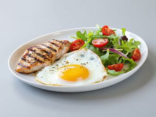 Filete De Pollo Empanado Con Huevo Frito Y Ensaladilla