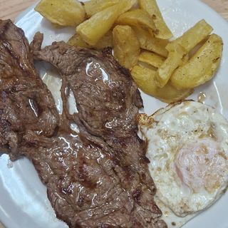 Filete De Ternera Con Patatas Y Huevo Frito 