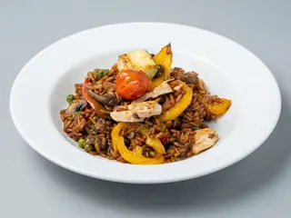 Arroz Salteado Con Pollo Y Verduras Y Salsa De Soja