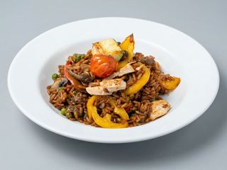 Arroz Salteado Con Pollo Y Verduras Y Salsa De Soja