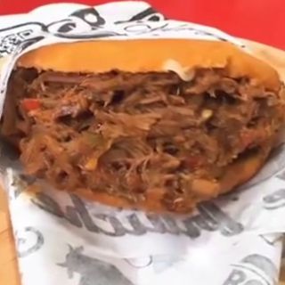 Arepa De Carne Mechada Con Queso