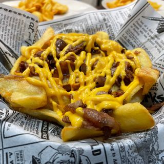 Patatas con Bacon y Salsa Cheddar