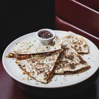 *QUESADILLA DE CHILI BBQ