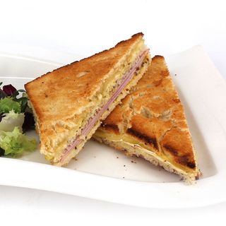 Club Sandwich de jamón dulce y queso brie