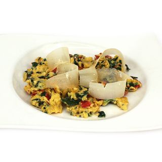 Huevos revueltos con espinacas, pimiento y parmesano