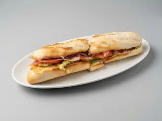 Baguette de aguacate, tomate y jamón serrano