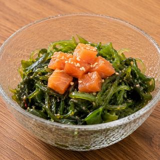 Ensalada Wakame Con Salmón