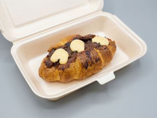 Croissant de carrillada al Pedro Ximénez y salsa de chiles dulces