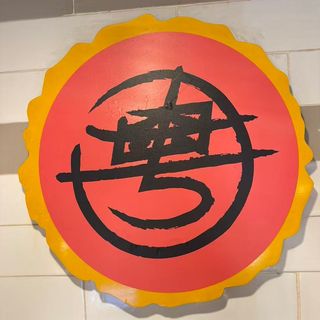 Espaguetis con gambas sobre bandeja quemada