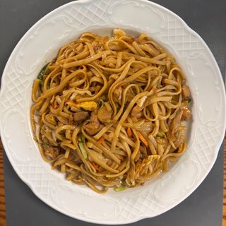 Tallarines frito con pollo