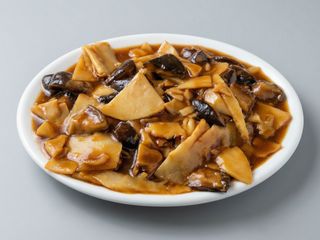 Bambú con seta china salteada