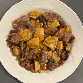 Ternera con bambú y seta china