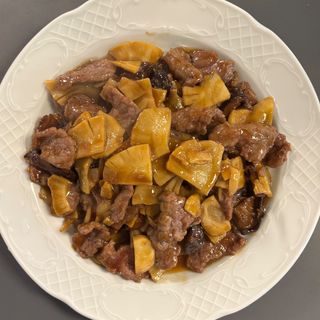 Ternera con bambú y seta china