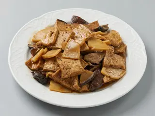Tofu con bambú y seta china