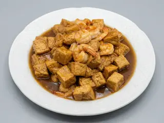 Tofu frito con gambas