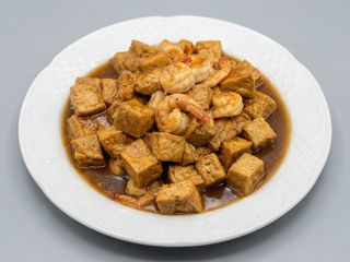 Tofu frito con gambas