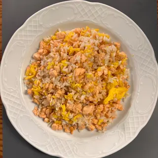 Arroz frito salmón