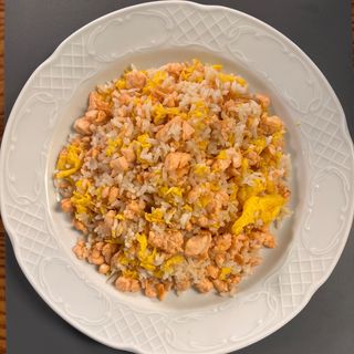 Arroz frito salmón