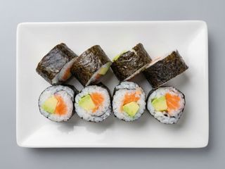 Maki salmón y aguacate