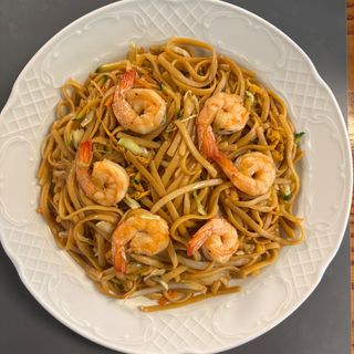 Tallarines fritos con gambas