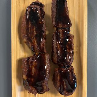 Brocheta de yakitori de ternera