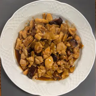 Pollo con bambú y seta