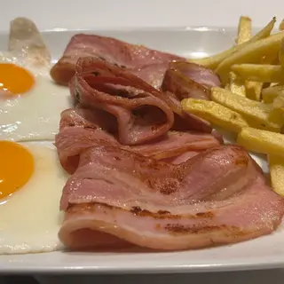 Huevos Fritos Con Bacon Y Patatas Fritas