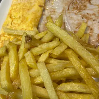 Tortilla Francesa Con Lomo Y Patatas Fritas
