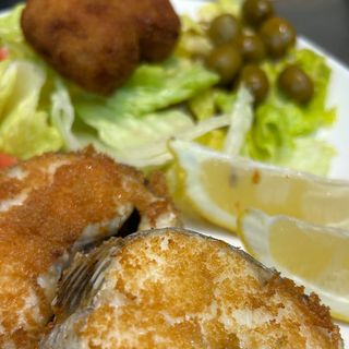 Merluza A La Andaluza Con Croquetas Y Ensalada