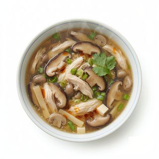 Sopa de pollo con champiñones