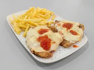 Plato de Milanesa Napolitana y Patatas Fritas