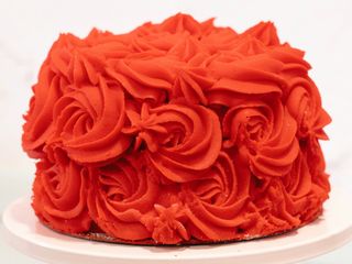 Handcrafted Red Rose Vanilla Cake (4 porciones o hasta 8 porciones de fiesta)