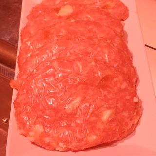 Burguer pollo , rulo de cabra y cebolla caramelizada (2Uds)