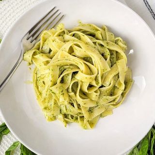 Tagliatelle al pesto con burrata