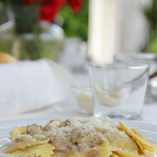 Raviolis de pera con salsa gorgonzola y pistachoo