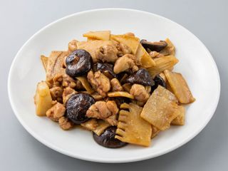 46. Pollo con setas y bambú